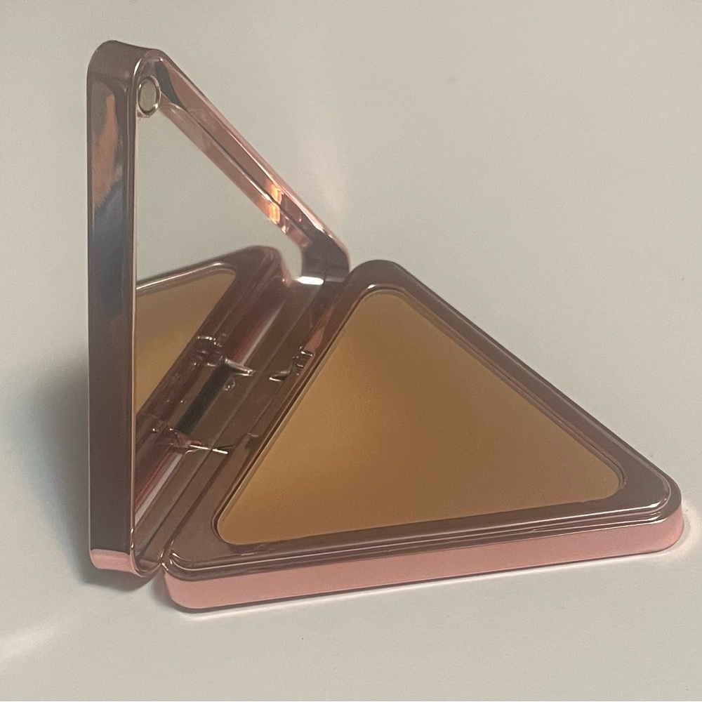 Lys powder bronzer